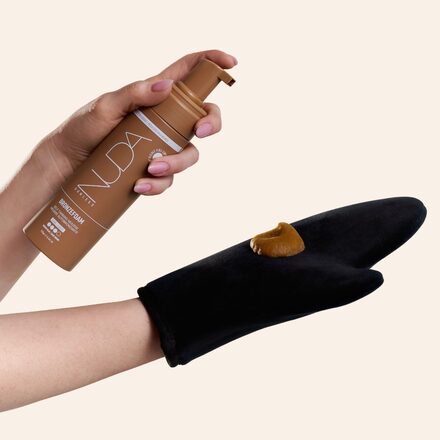 Gant applicateur NUDA utilis&eacute; avec la mousse autobronzante BronzeFoam.